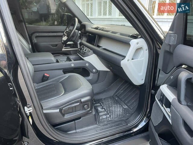 Чорний Ленд Ровер Дефендер, об'ємом двигуна 2 л та пробігом 107 тис. км за 54799 $, фото 47 на Automoto.ua