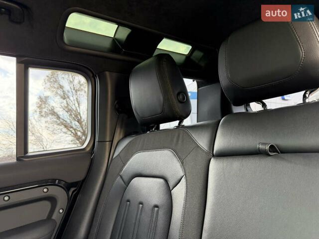 Черный Ленд Ровер Дефендер, объемом двигателя 2 л и пробегом 77 тыс. км за 76000 $, фото 20 на Automoto.ua