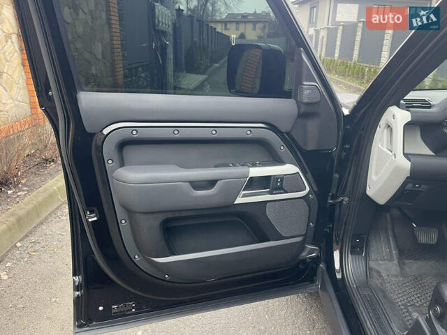 Черный Ленд Ровер Дефендер, объемом двигателя 2 л и пробегом 106 тыс. км за 57000 $, фото 9 на Automoto.ua