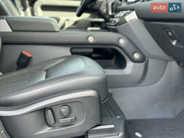 Чорний Ленд Ровер Дефендер, об'ємом двигуна 3 л та пробігом 89 тис. км за 68000 $, фото 44 на Automoto.ua