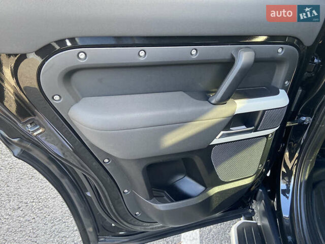 Черный Ленд Ровер Дефендер, объемом двигателя 2 л и пробегом 112 тыс. км за 56000 $, фото 18 на Automoto.ua