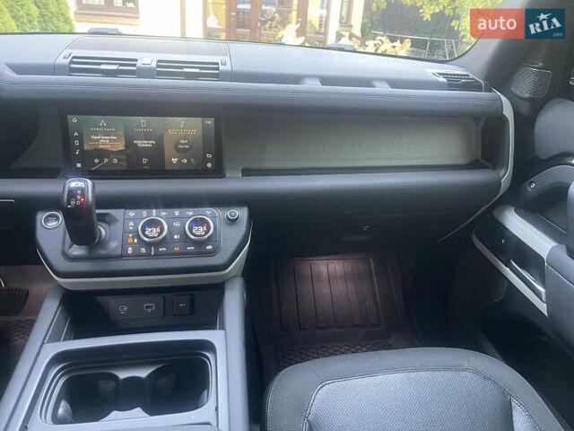 Чорний Ленд Ровер Дефендер, об'ємом двигуна 2 л та пробігом 107 тис. км за 54799 $, фото 37 на Automoto.ua