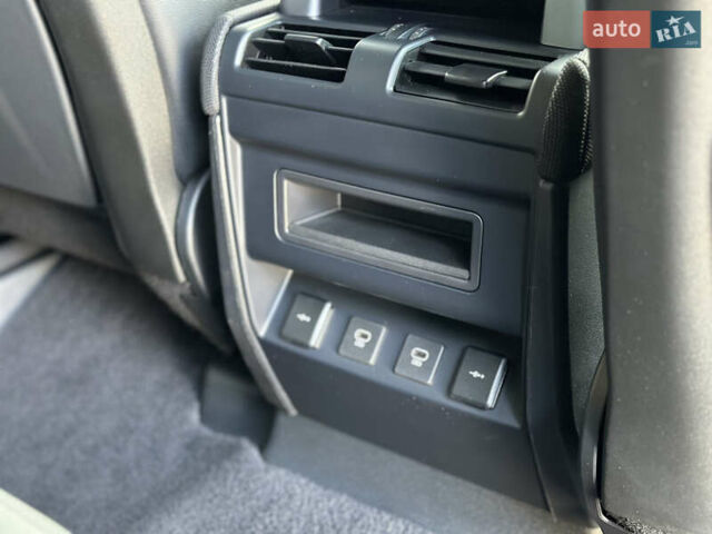 Чорний Ленд Ровер Дефендер, об'ємом двигуна 3 л та пробігом 89 тис. км за 68000 $, фото 40 на Automoto.ua