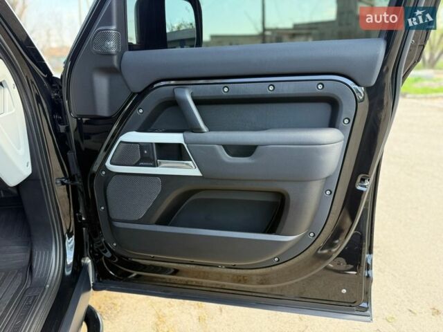 Чорний Ленд Ровер Дефендер, об'ємом двигуна 2 л та пробігом 92 тис. км за 54500 $, фото 25 на Automoto.ua