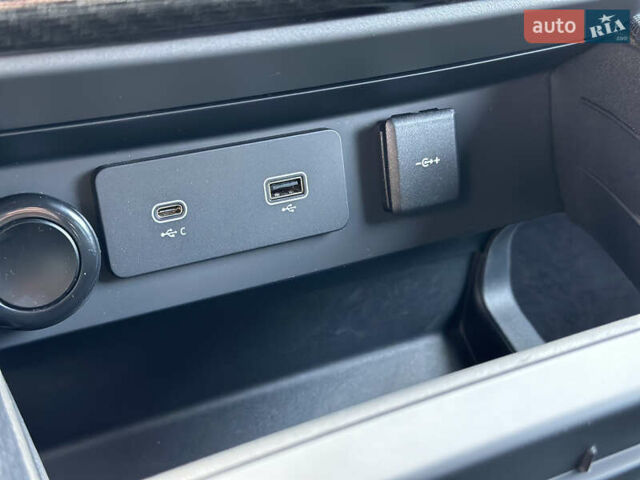 Чорний Ленд Ровер Дефендер, об'ємом двигуна 3 л та пробігом 89 тис. км за 68000 $, фото 35 на Automoto.ua