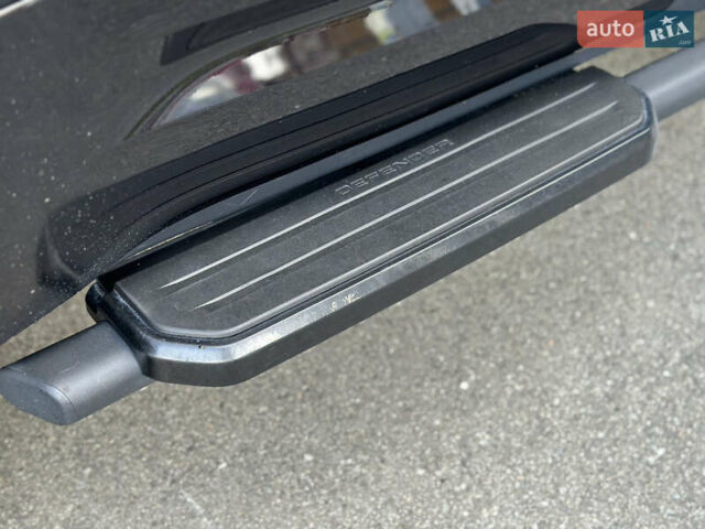 Чорний Ленд Ровер Дефендер, об'ємом двигуна 3 л та пробігом 89 тис. км за 68000 $, фото 24 на Automoto.ua