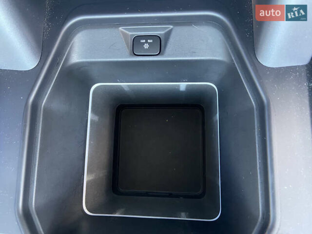 Черный Ленд Ровер Дефендер, объемом двигателя 2 л и пробегом 112 тыс. км за 56000 $, фото 12 на Automoto.ua