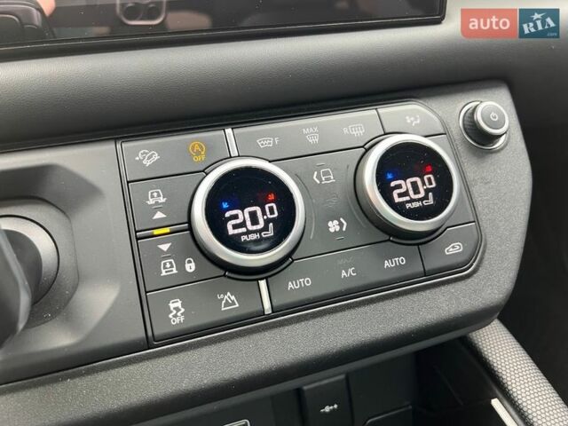 Чорний Ленд Ровер Дефендер, об'ємом двигуна 3 л та пробігом 105 тис. км за 73900 $, фото 19 на Automoto.ua