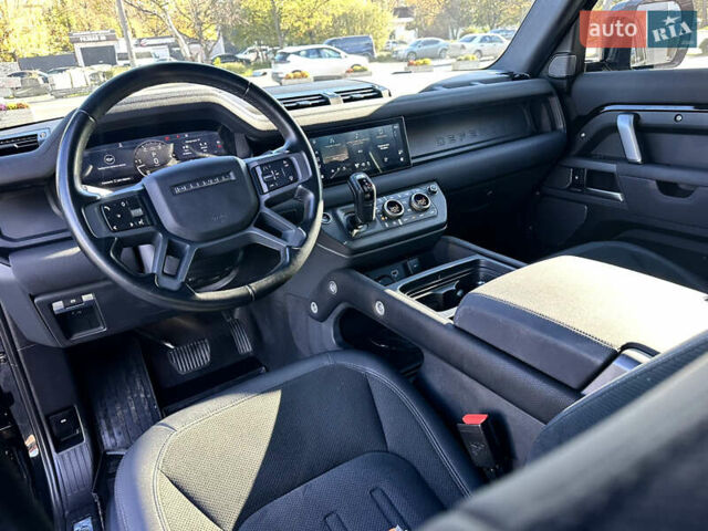 Чорний Ленд Ровер Дефендер, об'ємом двигуна 2 л та пробігом 47 тис. км за 75900 $, фото 15 на Automoto.ua
