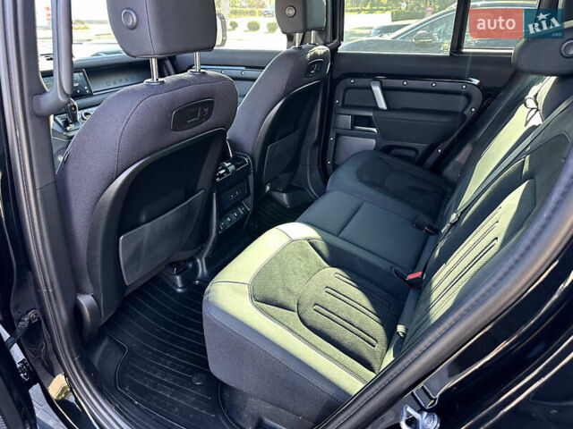 Чорний Ленд Ровер Дефендер, об'ємом двигуна 2 л та пробігом 47 тис. км за 75900 $, фото 12 на Automoto.ua