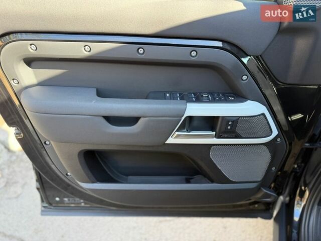 Черный Ленд Ровер Дефендер, объемом двигателя 3 л и пробегом 170 тыс. км за 59999 $, фото 8 на Automoto.ua