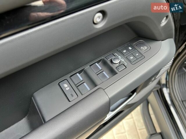 Чорний Ленд Ровер Дефендер, об'ємом двигуна 3 л та пробігом 105 тис. км за 73900 $, фото 11 на Automoto.ua