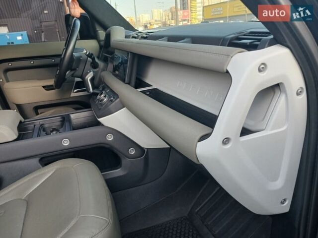 Чорний Ленд Ровер Дефендер, об'ємом двигуна 3 л та пробігом 99 тис. км за 59800 $, фото 12 на Automoto.ua