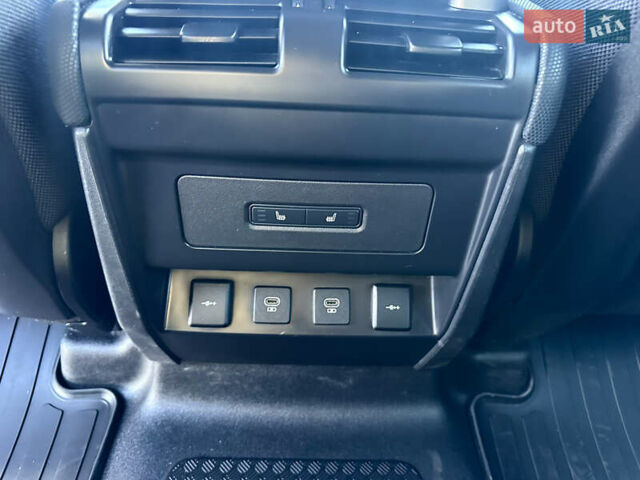 Чорний Ленд Ровер Дефендер, об'ємом двигуна 2 л та пробігом 47 тис. км за 75900 $, фото 13 на Automoto.ua