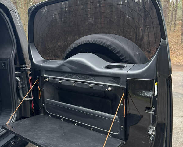 Черный Ленд Ровер Дефендер, объемом двигателя 3 л и пробегом 100 тыс. км за 65000 $, фото 8 на Automoto.ua