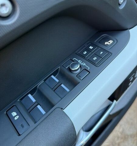 Черный Ленд Ровер Дефендер, объемом двигателя 3 л и пробегом 170 тыс. км за 59999 $, фото 14 на Automoto.ua