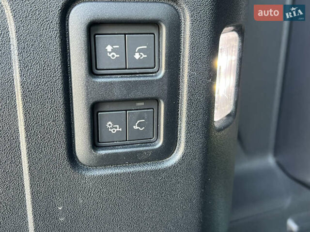 Чорний Ленд Ровер Дефендер, об'ємом двигуна 3 л та пробігом 72 тис. км за 83500 $, фото 41 на Automoto.ua