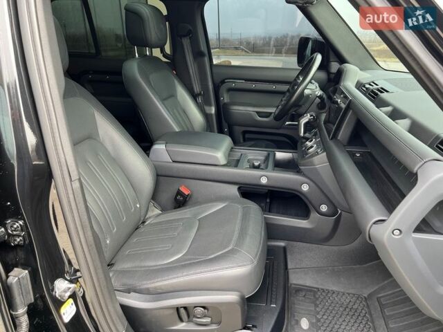 Чорний Ленд Ровер Дефендер, об'ємом двигуна 3 л та пробігом 105 тис. км за 73900 $, фото 32 на Automoto.ua