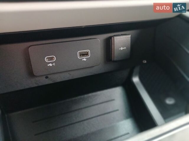 Чорний Ленд Ровер Дефендер, об'ємом двигуна 3 л та пробігом 99 тис. км за 59800 $, фото 35 на Automoto.ua