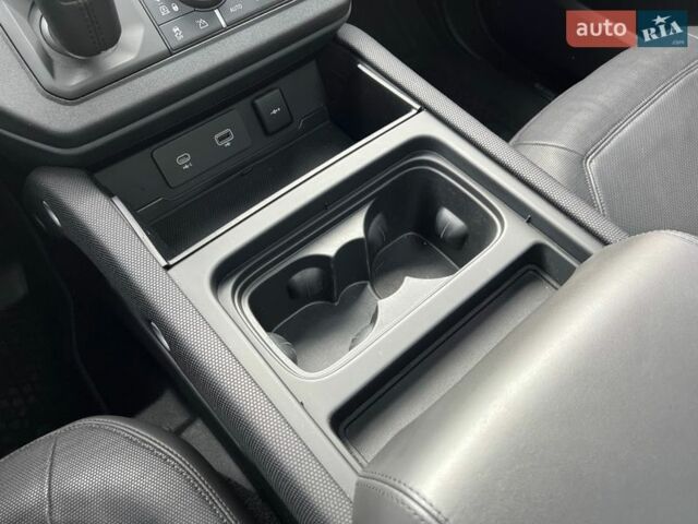 Чорний Ленд Ровер Дефендер, об'ємом двигуна 3 л та пробігом 105 тис. км за 73900 $, фото 20 на Automoto.ua