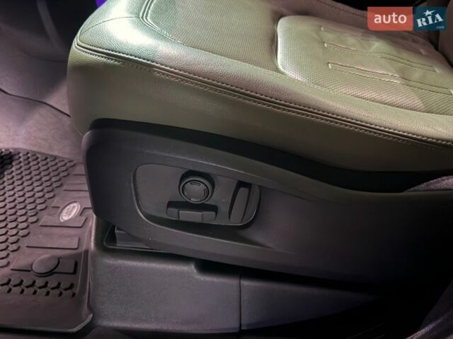 Чорний Ленд Ровер Дефендер, об'ємом двигуна 3 л та пробігом 99 тис. км за 59800 $, фото 50 на Automoto.ua