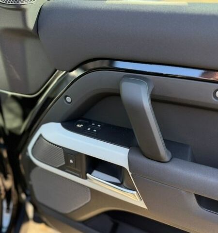 Черный Ленд Ровер Дефендер, объемом двигателя 3 л и пробегом 170 тыс. км за 59999 $, фото 11 на Automoto.ua