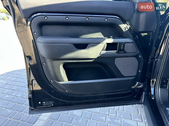 Чорний Ленд Ровер Дефендер, об'ємом двигуна 2 л та пробігом 47 тис. км за 75900 $, фото 16 на Automoto.ua