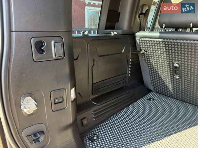 Черный Ленд Ровер Дефендер, объемом двигателя 3 л и пробегом 170 тыс. км за 59999 $, фото 23 на Automoto.ua