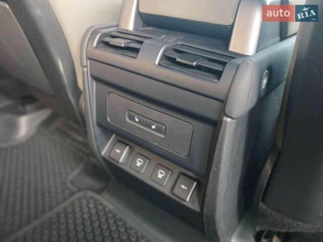 Чорний Ленд Ровер Дефендер, об'ємом двигуна 3 л та пробігом 99 тис. км за 59800 $, фото 23 на Automoto.ua