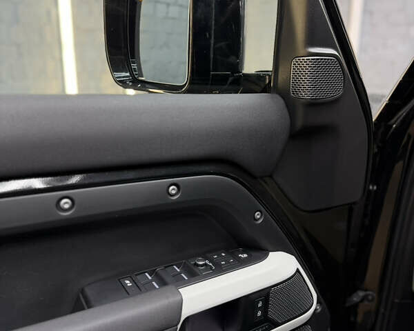 Черный Ленд Ровер Дефендер, объемом двигателя 3 л и пробегом 166 тыс. км за 60000 $, фото 14 на Automoto.ua