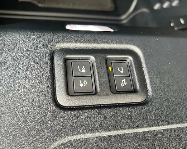 Чорний Ленд Ровер Дефендер, об'ємом двигуна 3 л та пробігом 105 тис. км за 73900 $, фото 30 на Automoto.ua