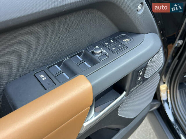 Чорний Ленд Ровер Дефендер, об'ємом двигуна 3 л та пробігом 72 тис. км за 83500 $, фото 25 на Automoto.ua