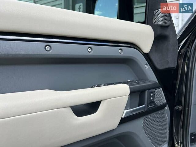 Черный Ленд Ровер Дефендер, объемом двигателя 3 л и пробегом 113 тыс. км за 66900 $, фото 21 на Automoto.ua