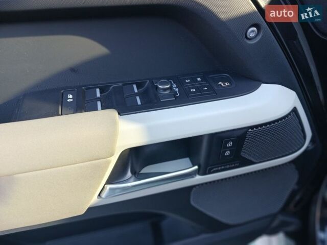 Чорний Ленд Ровер Дефендер, об'ємом двигуна 3 л та пробігом 99 тис. км за 59800 $, фото 22 на Automoto.ua