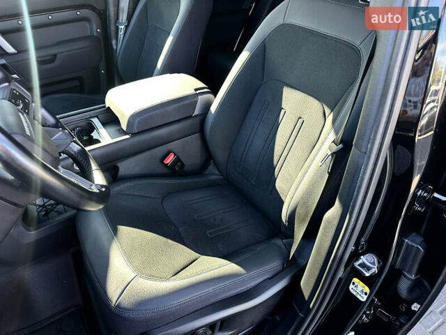 Чорний Ленд Ровер Дефендер, об'ємом двигуна 2 л та пробігом 47 тис. км за 75900 $, фото 8 на Automoto.ua