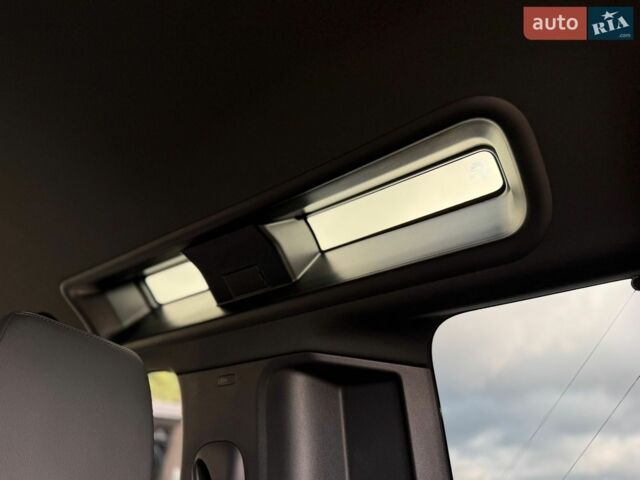 Черный Ленд Ровер Дефендер, объемом двигателя 3 л и пробегом 88 тыс. км за 83900 $, фото 66 на Automoto.ua