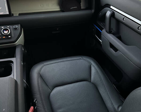 Черный Ленд Ровер Дефендер, объемом двигателя 3 л и пробегом 86 тыс. км за 81000 $, фото 34 на Automoto.ua