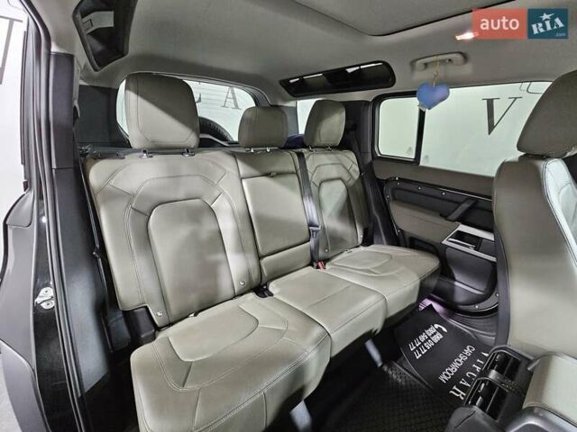 Черный Ленд Ровер Дефендер, объемом двигателя 3 л и пробегом 90 тыс. км за 72999 $, фото 5 на Automoto.ua