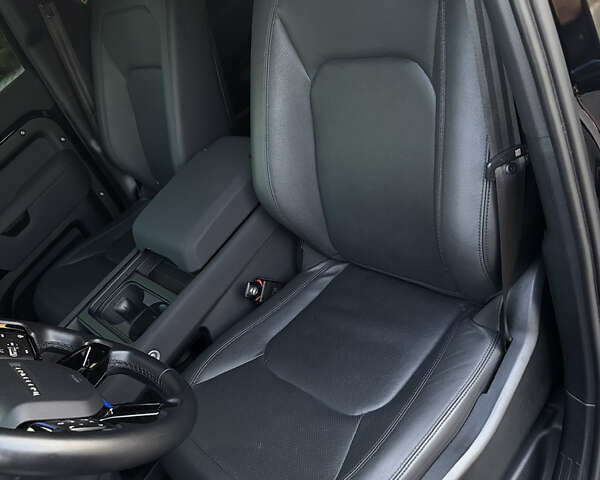 Черный Ленд Ровер Дефендер, объемом двигателя 3 л и пробегом 86 тыс. км за 81000 $, фото 17 на Automoto.ua