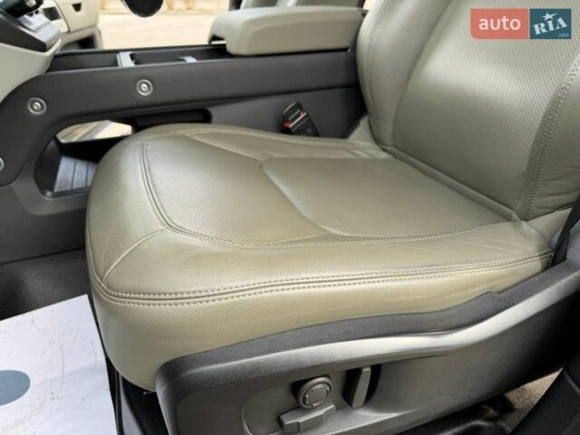 Черный Ленд Ровер Дефендер, объемом двигателя 3 л и пробегом 72 тыс. км за 75999 $, фото 120 на Automoto.ua