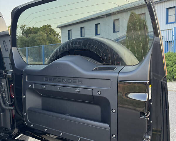 Черный Ленд Ровер Дефендер, объемом двигателя 3 л и пробегом 86 тыс. км за 81000 $, фото 25 на Automoto.ua