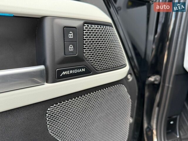 Чорний Ленд Ровер Дефендер, об'ємом двигуна 3 л та пробігом 73 тис. км за 74555 $, фото 88 на Automoto.ua