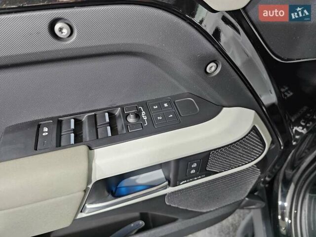 Черный Ленд Ровер Дефендер, объемом двигателя 3 л и пробегом 90 тыс. км за 72999 $, фото 22 на Automoto.ua