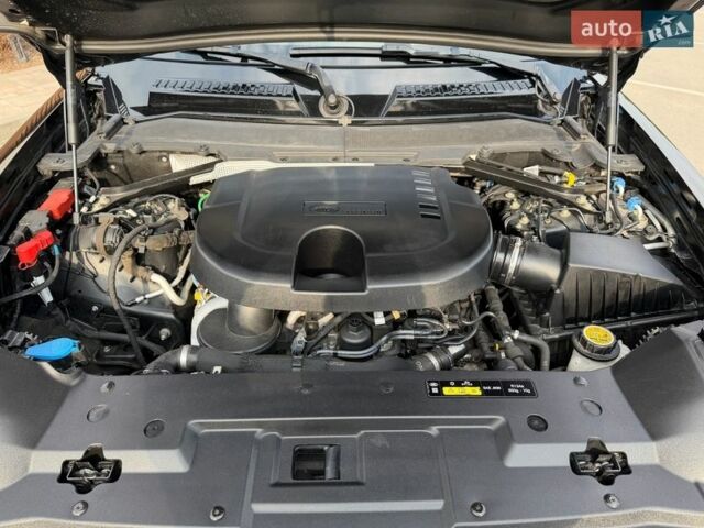 Черный Ленд Ровер Дефендер, объемом двигателя 3 л и пробегом 72 тыс. км за 75999 $, фото 54 на Automoto.ua