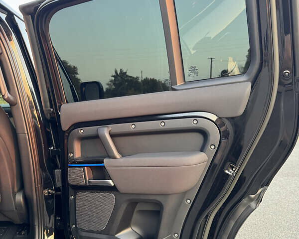 Черный Ленд Ровер Дефендер, объемом двигателя 3 л и пробегом 86 тыс. км за 81000 $, фото 27 на Automoto.ua