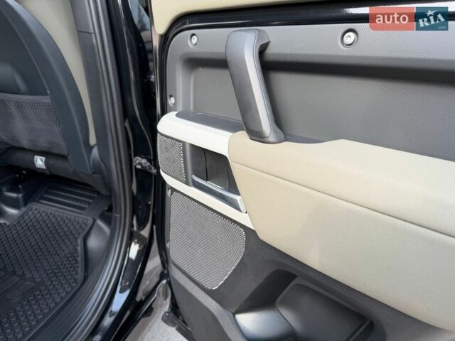 Черный Ленд Ровер Дефендер, объемом двигателя 3 л и пробегом 72 тыс. км за 75999 $, фото 107 на Automoto.ua