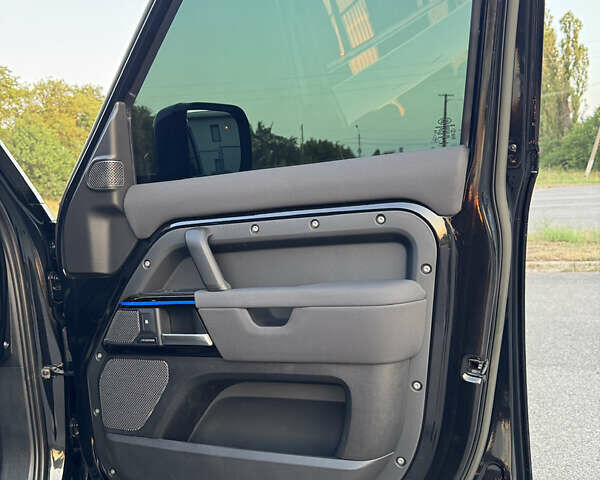 Черный Ленд Ровер Дефендер, объемом двигателя 3 л и пробегом 86 тыс. км за 81000 $, фото 30 на Automoto.ua