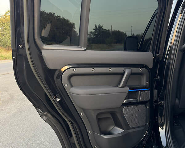 Черный Ленд Ровер Дефендер, объемом двигателя 3 л и пробегом 86 тыс. км за 81000 $, фото 22 на Automoto.ua