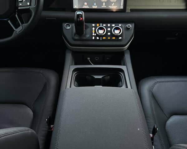 Черный Ленд Ровер Дефендер, объемом двигателя 3 л и пробегом 86 тыс. км за 81000 $, фото 35 на Automoto.ua