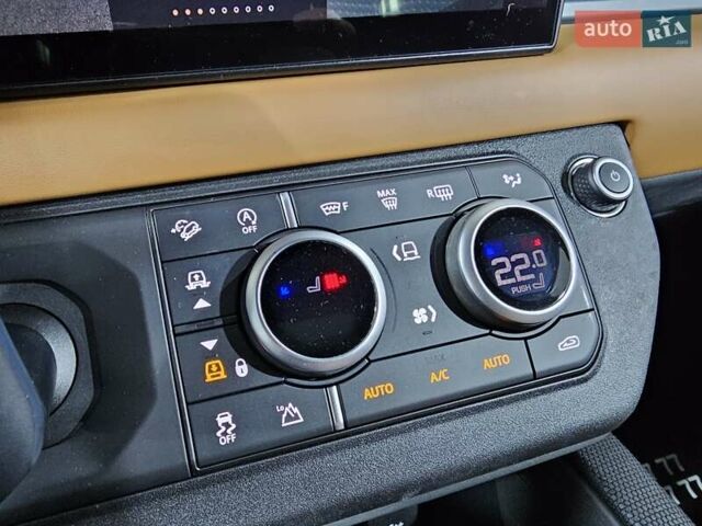 Черный Ленд Ровер Дефендер, объемом двигателя 3 л и пробегом 23 тыс. км за 99999 $, фото 36 на Automoto.ua